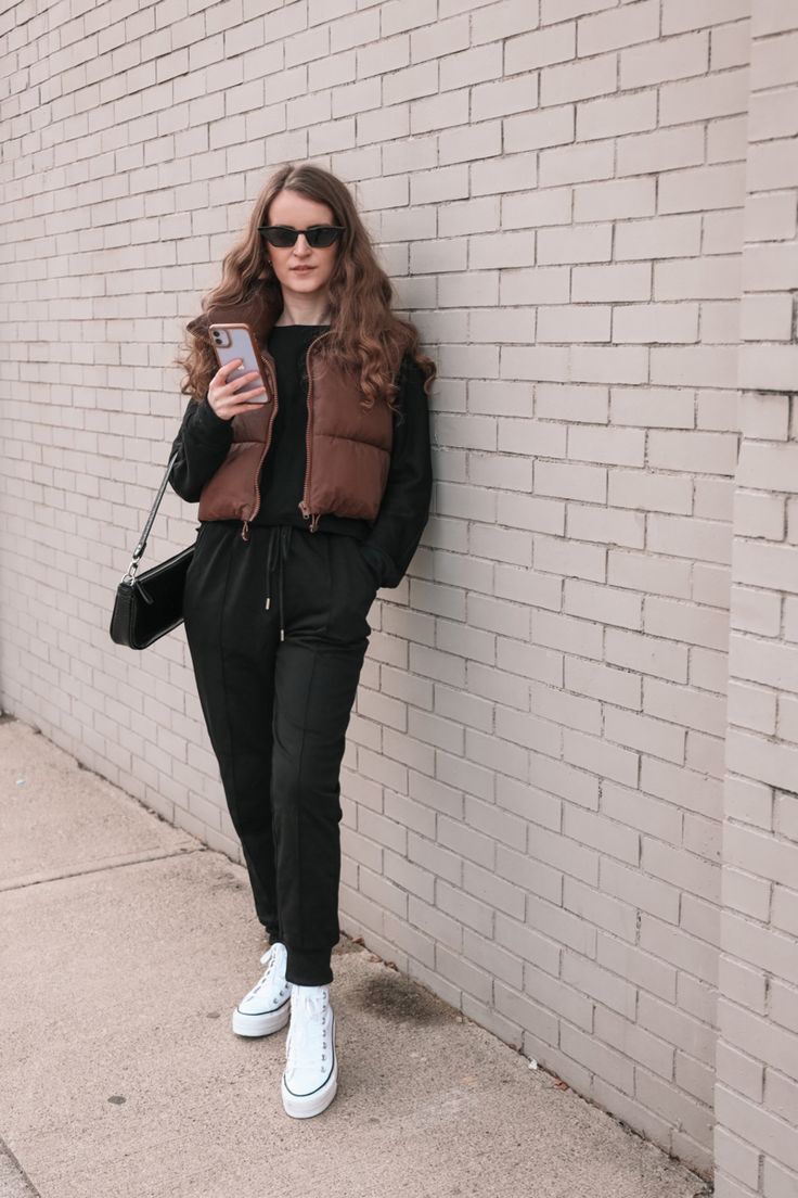 Joggers And Vest Outfit, Cropped Puffer Vest Outfit Street Style, Winter Converse Outfit, Puffer Vest Outfit Street Style, Cropped Puffer Vest Outfit, Matching Set Outfit Sweats, Winter Converse, Outfit With Vest, Vest Outfits Aesthetic