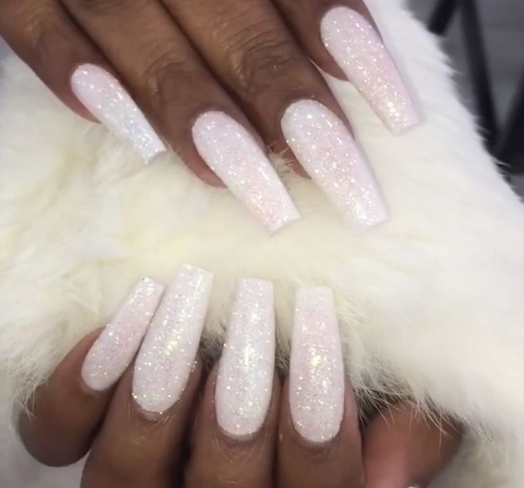 @яσуαℓѕнєιѕ✨ White Glitter Nails Acrylic, White Nails With Designs Glitter, Sparkle White Nails, White Glittery Nails, White Bling Nails, Glitter White Nails, Glitter Nails White, Cali Nails, White Nails Glitter