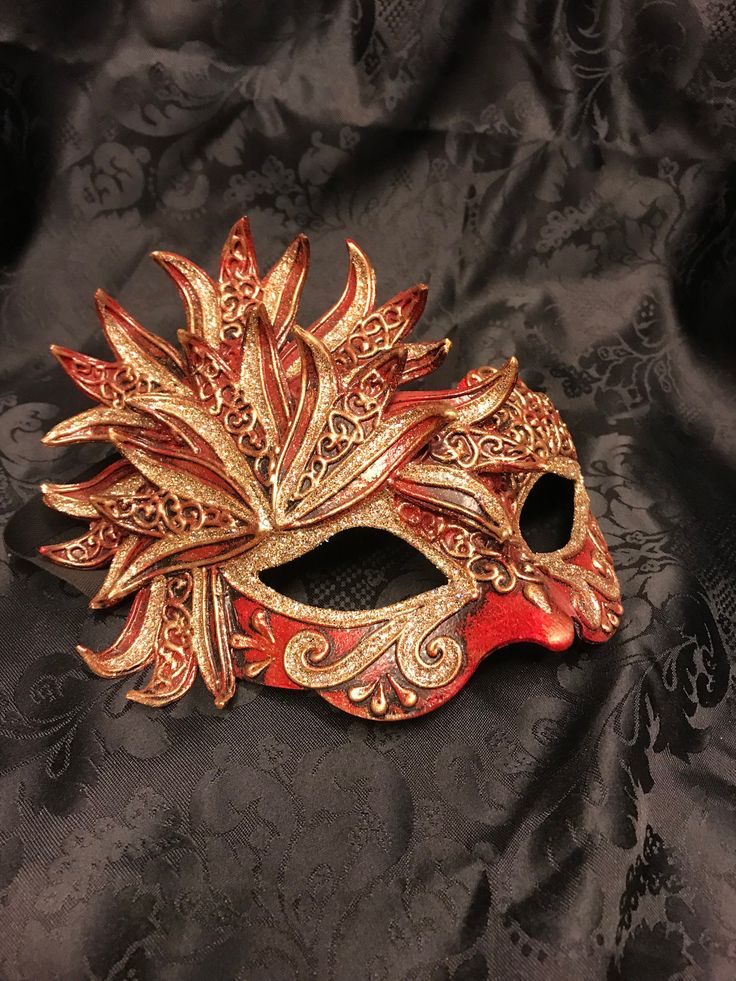 Venetian Mask Masquerade for Men or for Women - Traditional and original papier-mache Venetian mask, handmade and decorated with acrylics colors and glitter All our masks are handmade papier-machè masks made in Venice in our Atelier Our decorators use techniques typical of the Venetian tradition such as stucco, acrylics and glitter. This Venice mask shape is available in different colors and it's considered as a very original one. We ship Worldwilde with DHL & FedEx. Only door-to-door shipme Masquerade Mask Aesthetic, Maskerade Mask, Harlequin Mask, Costume Carnaval, Venice Mask, Venetian Masquerade Masks, Mask Aesthetic, Mask Shapes, Red Mask