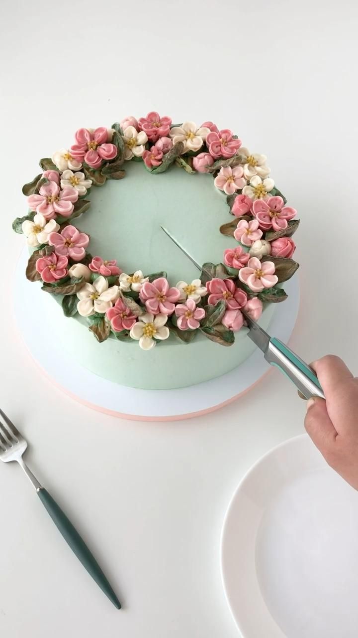 Pretty Cake Decorating, Cake Ideas Vintage, Easy Cake Designs, Floral Cake Design, Mini Torte, Desserts Cake, Pretty Cake, Buttercream Flower Cake, Beautiful Cake Designs