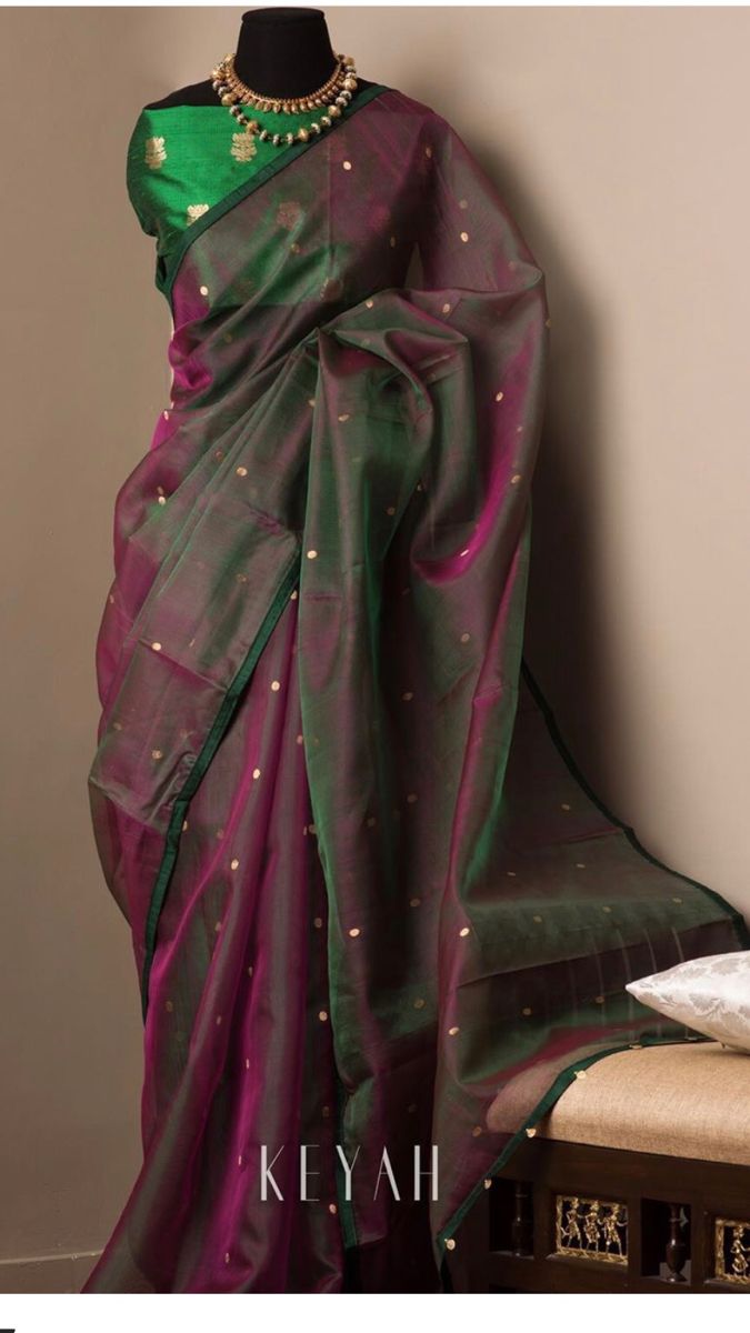 Purple Banarasi Saree Bridal, Unique Saree Combination, Color Combinations For Saree, Saree Wearing Styles, Simple Saree Designs, New Saree Designs, New Saree Blouse Designs, Fashionable Saree Blouse Designs, Fancy Sarees Party Wear