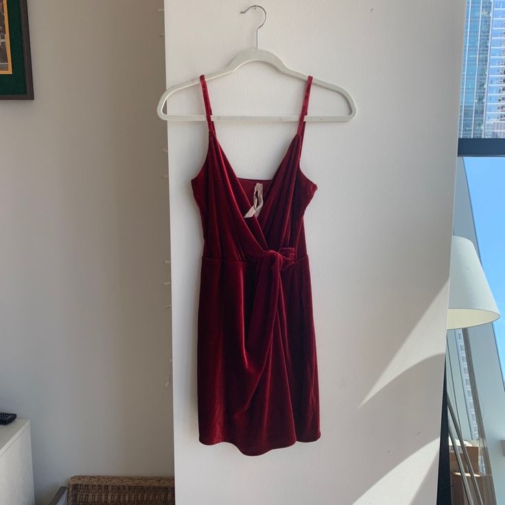 Always A Crowd Pleaser, This Dress Is Great For The Holidays, Valentine’s Day Or Even Just A Hot Date! Details: -Size Small -Adjustable Spaghetti Straps -Stretchy Velvet -Worn Less Than 5 Times Total (Only Thing That Looks Slightly Worn Are The Straps, Where The Velvet Has Stretched A Bit) -High-Quality In Feeling And Look -Length: 28 Inches (Does Not Count Spaghetti Straps) Burgundy Velvet Dress, Dresses Burgundy, Burgundy Velvet, Crowd Pleaser, Velvet Dress, Spaghetti Strap, Spaghetti, Velvet, Mini Dress