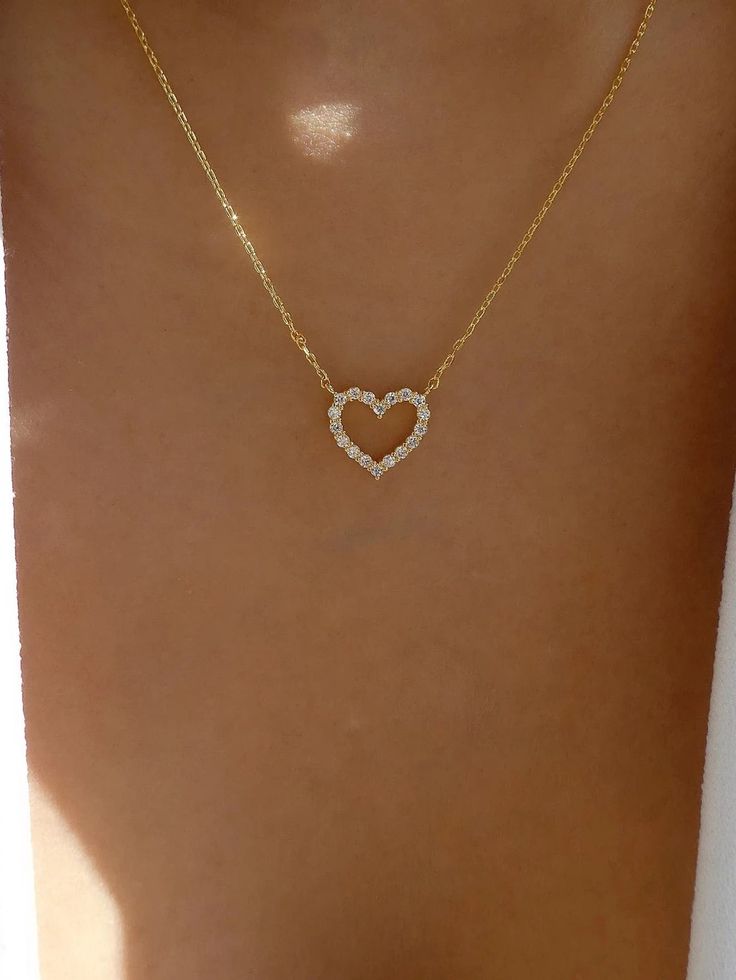 Color: Gold Gender: Women Material: Zinc Alloy Quantity: 1 piece Style: Fashionable Details: Heart, Rhinestone Type: Pendant Necklaces IN Length 16.8-18.7 This data was obtained from manually measuring the product, it may be off by 1-2 CM. قلادات متدلية, Preppy Jewelry, Pretty Jewelry Necklaces, Jewelry Accessories Ideas, Girly Accessories, Classy Jewelry, Jewelry Essentials, Fancy Jewellery, Pretty Necklaces