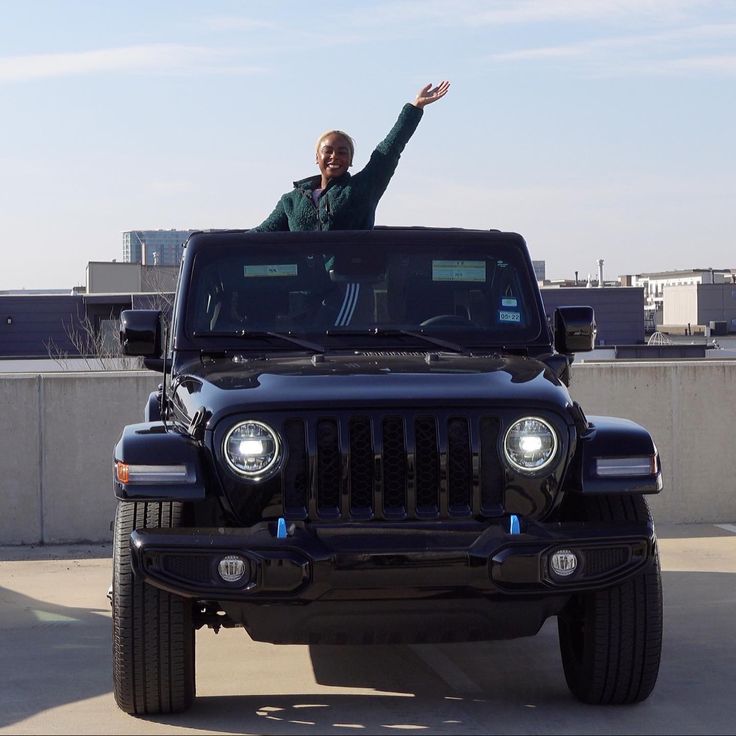 black girl standing in jeep wrangler Jeep Aesthetic Black, Keep Wrangler Aesthetic, Black Jeep Wrangler Aesthetic, Girl Jeep Wrangler, Jeep Living, Jeep Wrangler Aesthetic, All Black Jeep, Electric Jeep, Jeep Wrangler Girl