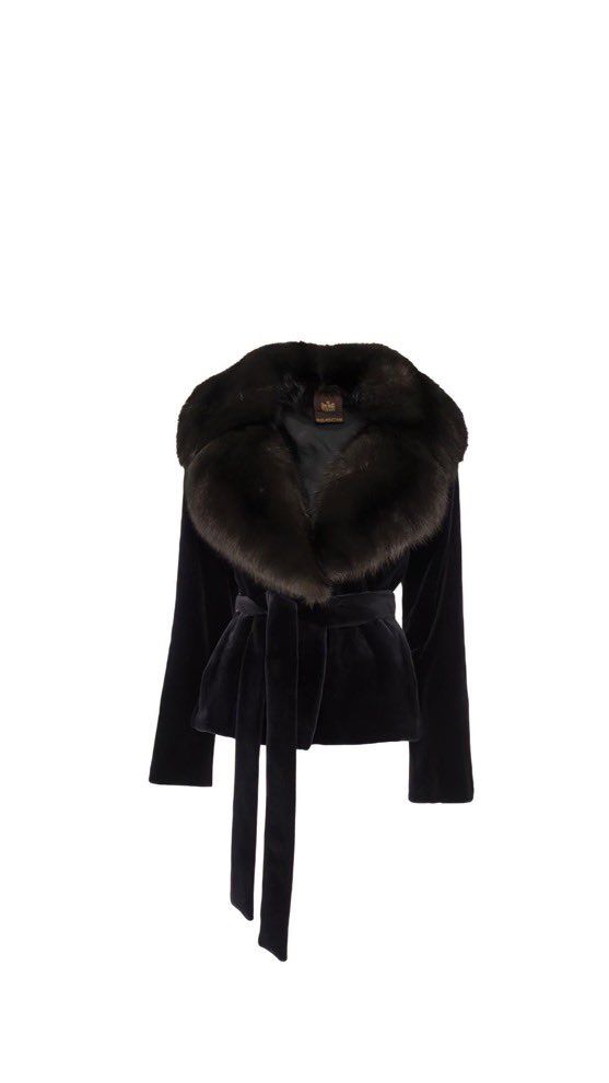 Silent Luxury, Clothes Photoshoot, Sleek Wardrobe, Clothing Must Haves, Cute Professional Outfits, Cold Fashion, Closet Tour, Classy Fits, Fur Jackets