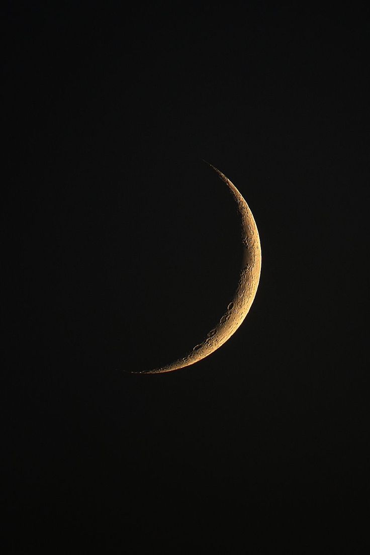 the crescent moon is seen in the dark night sky, with only one half visible