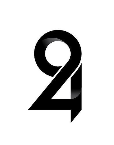 the letter q is made up of two black letters, one with an arrow in it