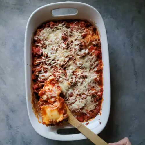 Easy 5 Ingredient Baked Cheese Ravioli - The Kitchen and a Latte Baked Cheese Ravioli, Cheese Ravioli Bake, Strip Roast Recipe, Baked Ham With Pineapple, Cheap Meal Plans, Easy Pressure Cooker Recipes, Mothers Day Dinner, Foil Pack Meals, Ravioli Bake