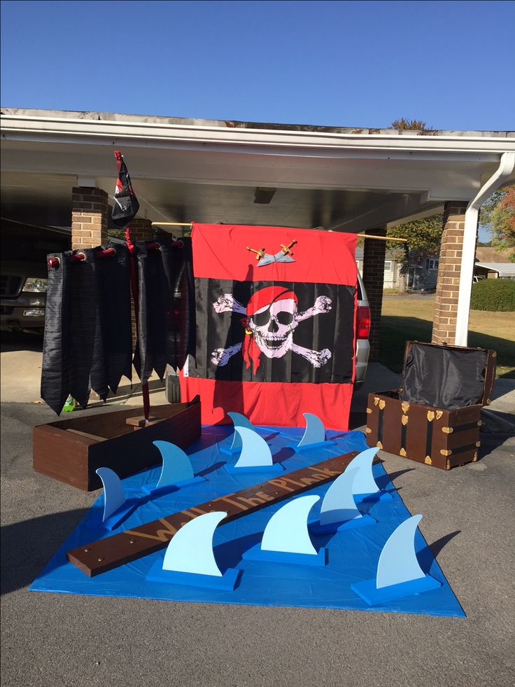 an outdoor display with pirate flags and other items in the shape of shark fin boats