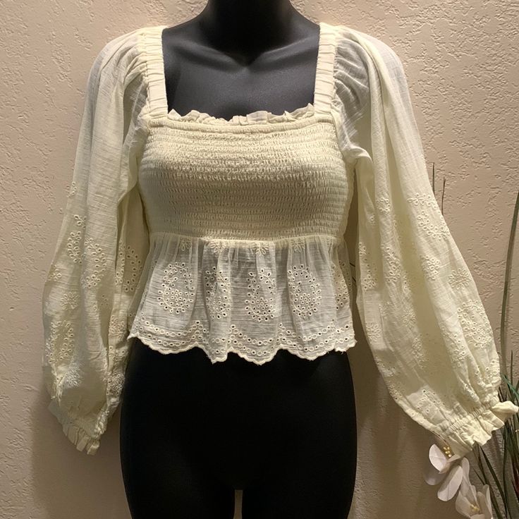 American Eagle Baby Doll Crop Top Puffy Sleeves Size Small Cream Cropped Crop Top For Spring, Cute Fitted Cream Tops, Fitted Cream Cute Tops, Cute Cotton Tops For Daytime, Cropped Cream Tops For Spring, Cute Cream Tops For Spring, Cream Cropped Top For Spring, Cream Crop Top For Spring Day Out, Feminine Crop Top For Daywear In Spring