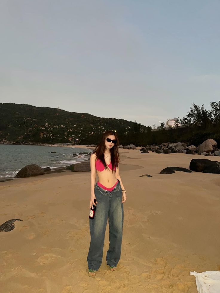 Beach Photo Inspiration, Cute Beach Outfits, Beach Instagram Pictures, Beachy Outfits, Summer Poses, Summer Picture Poses, Model Pose, 사진 촬영 포즈, Beach Fits