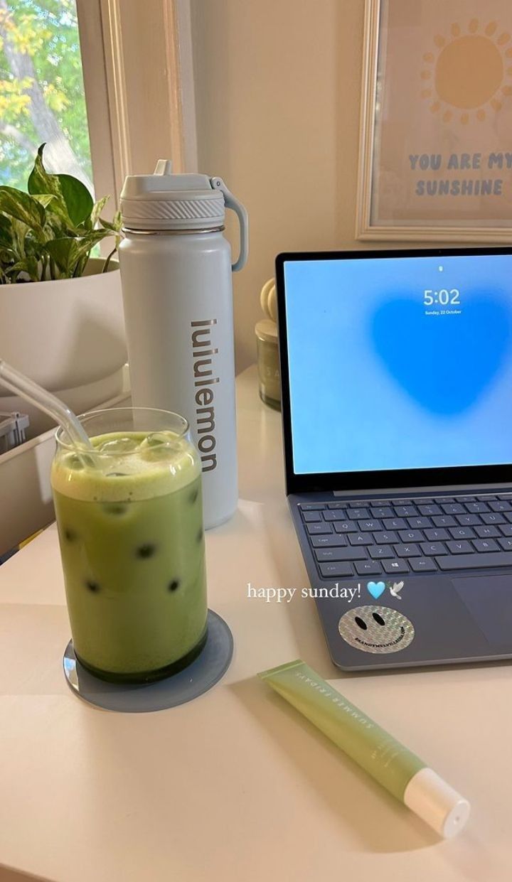 Iced Matcha Latte, Clean Life, College Aesthetic, Iced Matcha, Work Motivation, Pink Girly Things, Lulu Lemon, Girls World, Matcha Latte