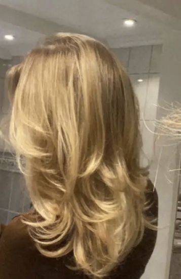 Blowout With Layers, Mid Length Blonde Hair, Middle Length Hair, 90s Haircuts, Warm Blonde Hair, Blonde Layered Hair, Medium Blonde Hair, Layered Haircuts For Medium Hair, Haircut Inspo