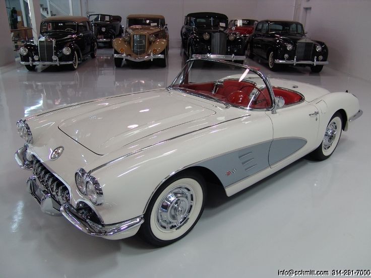 an old fashioned car is parked in a showroom