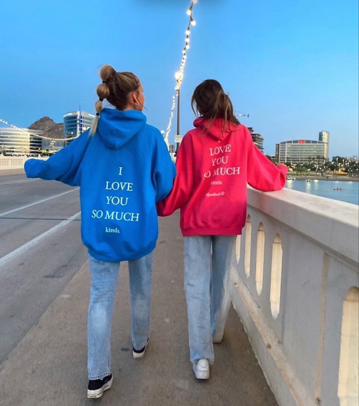 Best Friend Sweatshirts, Best Friend Hoodies, Tempe Town Lake, Cute Beach Pictures, Matching Friend, Bff Matching, Aesthetic Sweaters, Best Friend Challenges, Friends Sweatshirt