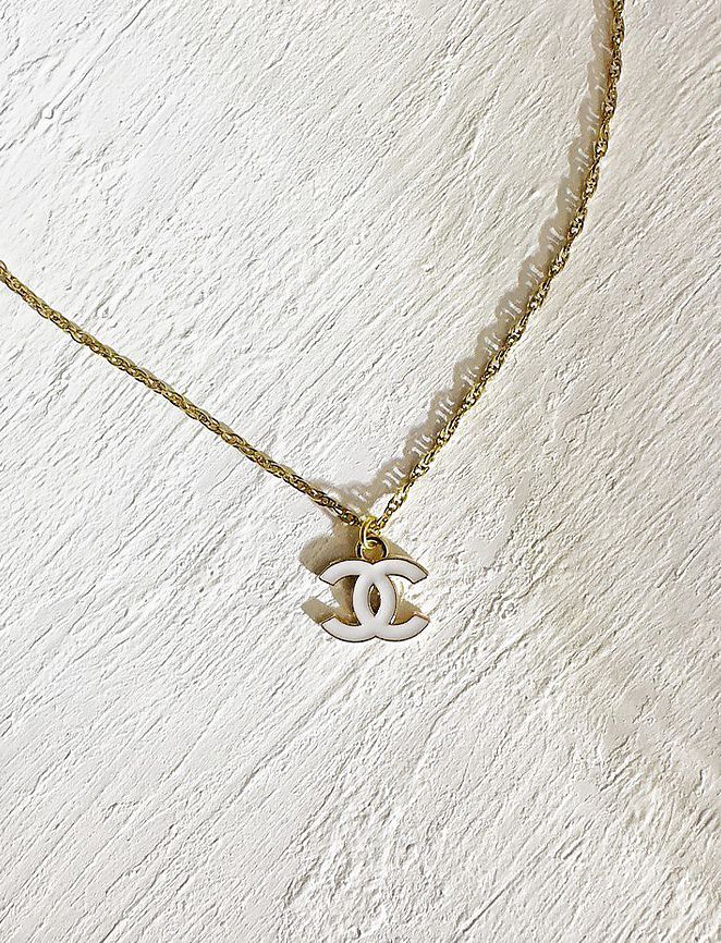 Reworked Chanel necklace teamed up with dreamy waterwave gold plated chain which is lead & tarnish free. Yes it's waterproof as well 😮‍💨 Designers Jewelry Collection, Preppy Jewelry, Chanel Necklace, Jewelry Accessories Ideas, Classy Jewelry, Jewelry Essentials, Jewelry Lookbook, Necklace White, White Noise