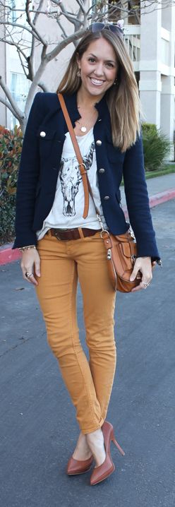 Navy Blazer Outfits, Mustard Jeans, Mustard Pants, Nice Jeans, Mode Tips, Stylish Winter Outfits, Color Pants, Jean Color, Brown Jeans