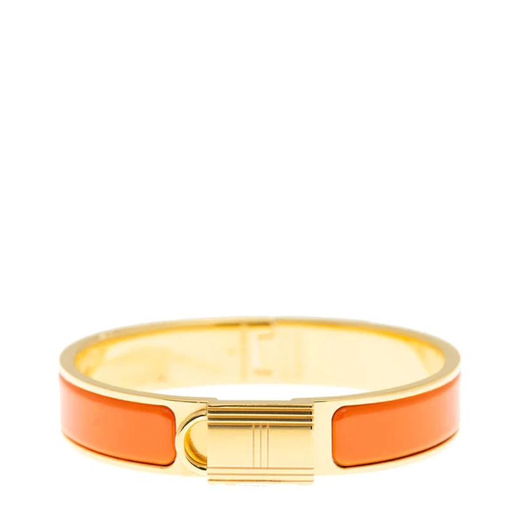 Elevate your style with our H LOCK ORANGE GOLD BRACELET 12MM. Made with high quality materials, this exquisite piece adds a touch of sophistication and luxury to any outfit. With its statement H lock and bold orange gold color, this bracelet is perfect for those looking for a unique and fashionable accessory. ADDITIONAL INFORMATION Color:Gold Stone:no Ref.H70000211 Material:- 925 Sterling Silver - 18k Gold Plated Size : 17, 19 Our replica products are committed to quality and color when used. Th Designer Gold Jewelry With Gold-tone Hardware, Designer Gold Bracelets With Gold-tone Hardware, Elegant Adjustable Bracelets With Gold-tone Hardware, Elegant Adjustable Bracelet With Gold-tone Hardware, Designer Yellow Gold Jewelry With Gold-tone Hardware, Designer Yellow Gold Bracelets With Gold-tone Hardware, Adjustable Gold-tone Jewelry For Gifts, Yellow Gold Bracelets With Gold-tone Hardware As Gift, Yellow Gold Bracelet With Gold-tone Hardware As Gift