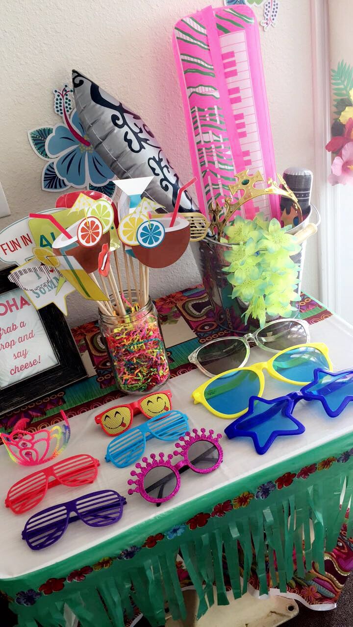 a table topped with lots of assorted sunglasses