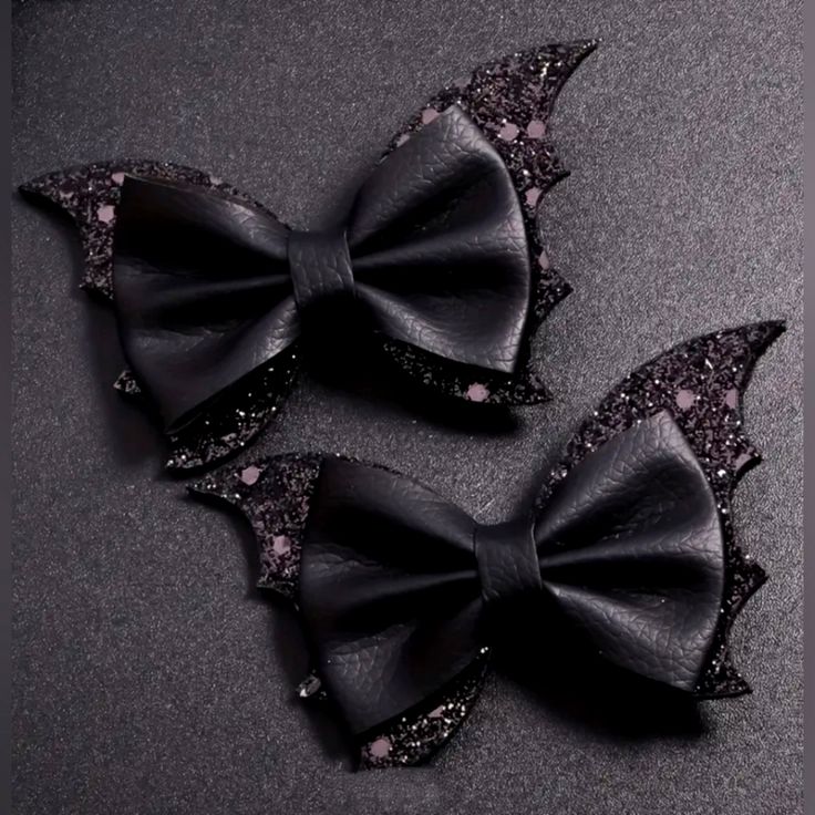 Cute Nwt Wing Hair Clips, Bat Headband, Bat Bow, Gothic Glamour, Halloween Flowers, Bat Wing, Halloween Vibes, Wings Design, Black Bat