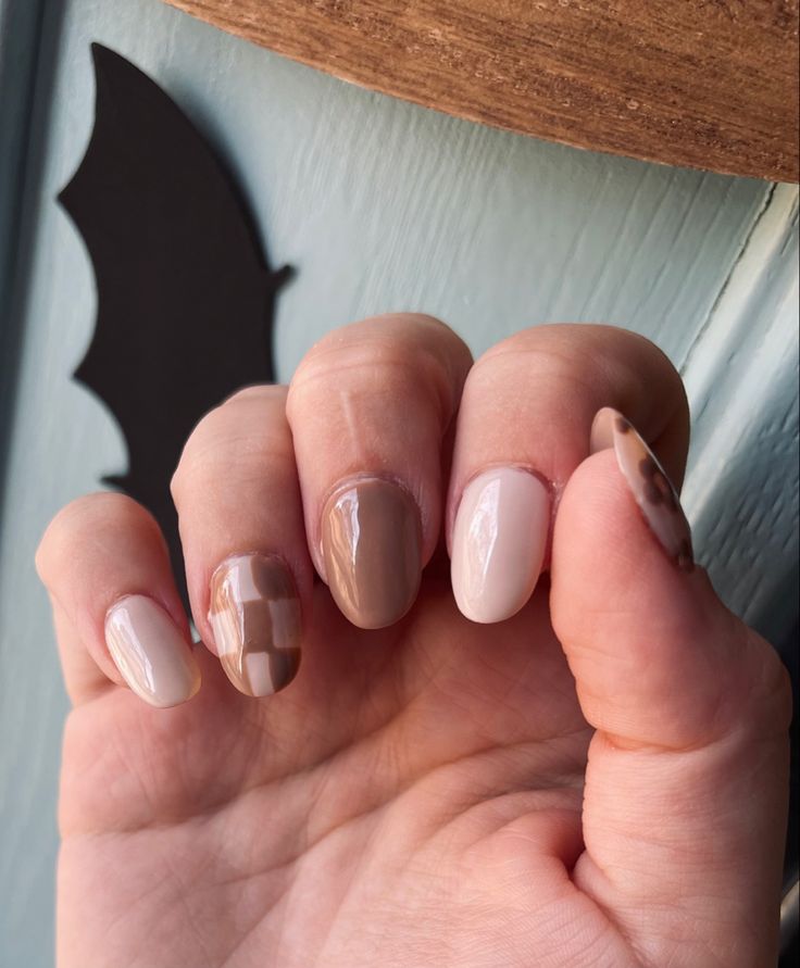 Brown Nails Acrylic Checkered, Neutral Brown Nails Short, Brown Halloween Nails Short, Brown Nail Art Short Nails, Autumn Nails Fall Short, Brown Checkered Fall Nails, Checkered Brown Nails, Neutral Plaid Nails, Really Short Fall Nails