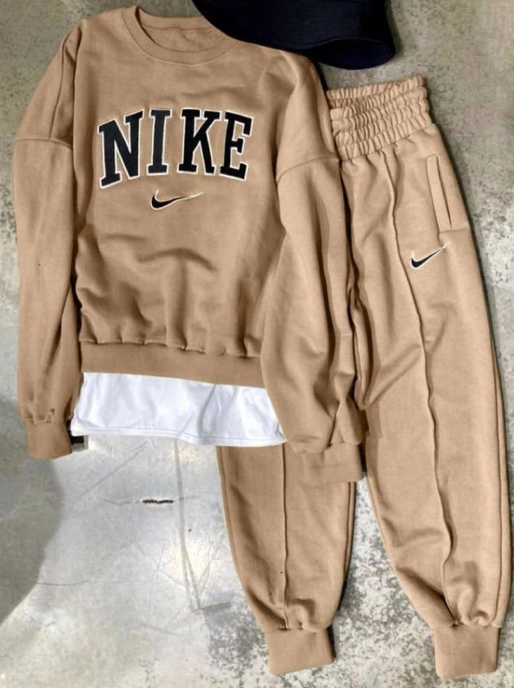 Nike Sweat Outfits For Women, Womens Nike Tracksuit, Nike Sets Outfits Women, Nike Sweatshirts And Sweatpants, Nike Sweats Outfits Women, Nike Sweat Sets Women, Nike Sweat Sets, Nike Womens Outfits, Nike Set Outfits