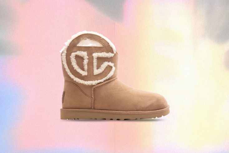 Fashion label TELFAR introduces their collaboration with iconic footwear brand UGG to introduce the Logo Mini. Genuine suede is placed throughout the upper, while the lining of the boot includes 100% sherpa wool. A diecut shearling TELFAR logo is placed at the bootstrap, highlighting the silhouette of the design. Signature EVA material is placed at the upper, footbed, and outsole, enhancing the design’s comfortable silhouette. DUE TO THE LIMITED NATURE OF THIS PRODUCT, ALL SALES ARE FINAL. THIS Telfar Logo, Spring Tops, Spring Looks, Jordan 1 Retro High, Sweaters Knitwear, Casual Sandals, Fashion Labels, Fashion Details, Fun Bags