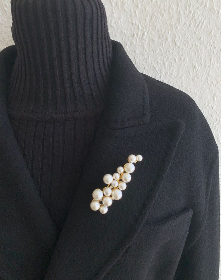 White Pearl Brooches For Formal Occasions, Formal White Pearl Brooches, Elegant Pearl Brooches For Formal Occasions, Gold Pearl Brooches For Party, Formal Gold Pearl Brooches, Gold Pearl Brooches For Wedding, Elegant Pearl Brooches For Party, Brooch Pin Outfit Women, How To Wear Brooches