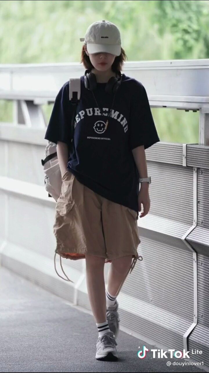 Cute Girly Tomboy Outfits, Tomboy Outfits Formal Casual Korean, Tom Boyish Outfits Tomboy Style, Tom Boy Aesthetic Girl, Ulzzang Tomboy Girl, Korean Boyish Girl Outfit, Summer Outfits For Tomboys, Tom Boy Summer Outfits, Bada Lee Boyish Outfit