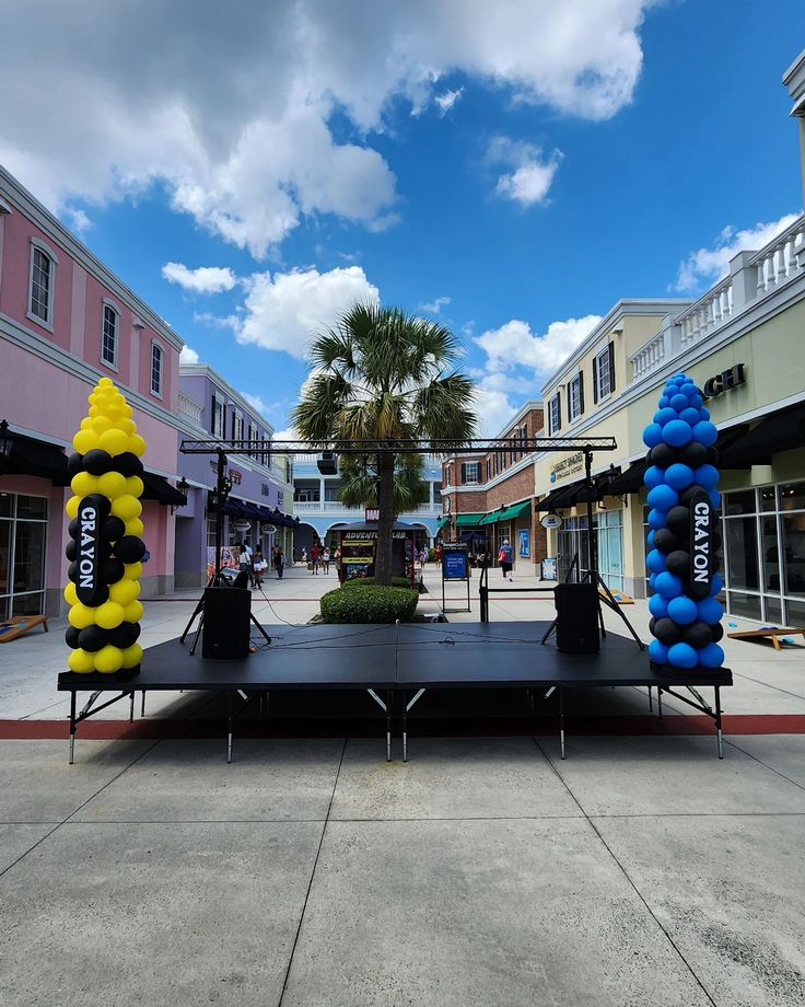 Super fun crayon balloon columns for a back to school event at Tanger Outlet,  Charleston, sc Balloon Arrangements, Balloon Columns, Balloon Decor, Colourful Balloons, School Events, Balloon Bouquet, New School Year, New School, Balloon Decorations