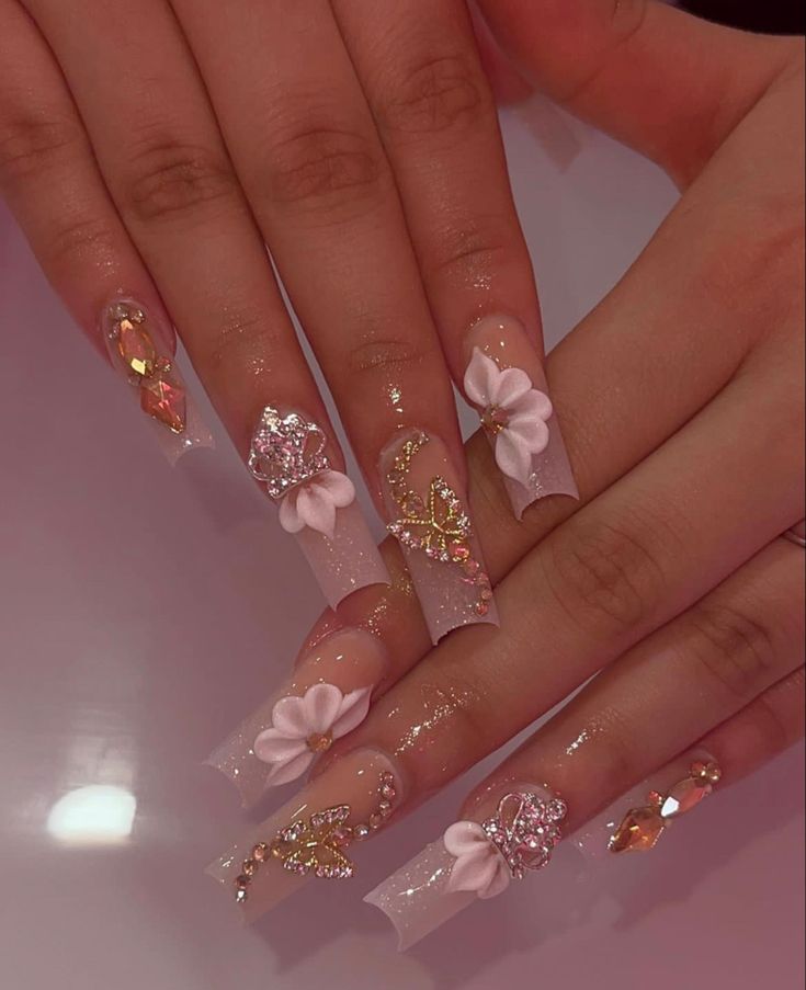 Quinceanera Rose Gold Theme Nails, Gold Pink Nails Acrylic, Quinceañera Short Dresses, Pink And Rose Gold Nail Ideas, Quince Nails Ideas, Pink Quince Nails With Butterflies, Pink And Gold Flower Nails, Extra Quince Nails, 15 Pink Nails