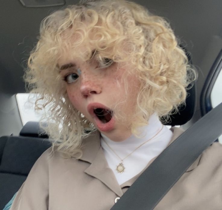 Short Blonde Curly Hair, Bleach Blonde Hair, Power Bi, Blonde Curly Hair, Light Blonde Hair, Blonde Curls, Sql Server, Bleach Blonde, Curly Girl Hairstyles