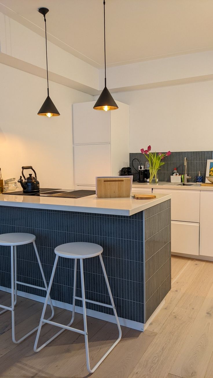 Kitchen with Japanese Tiles Tiles Island Kitchen, White Kitchen Blue Tiles, Kitchen Island With Tile Underneath, Kitchen Island Kickboard Ideas, Japanese Tiles, Blue Kitchen Tiles, Kitchen 2023, Japanese Tile, Kitchen 2021