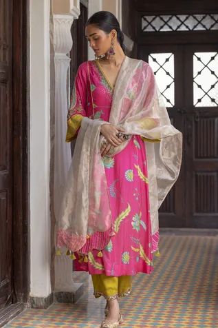 Shop for Rajiramniq Fuchsia Silk Floral Print Kurta Set for Women Online at Aza Fashions Floral Suits Women Indian, Floral Kurta Designs Women, Roka Suits, Printed Suit Designs Indian Style Latest, Sleeves Design For Kurtis, Tissue Dupatta, Silk Kurti Designs, Perspective Sketch, Glamour Party