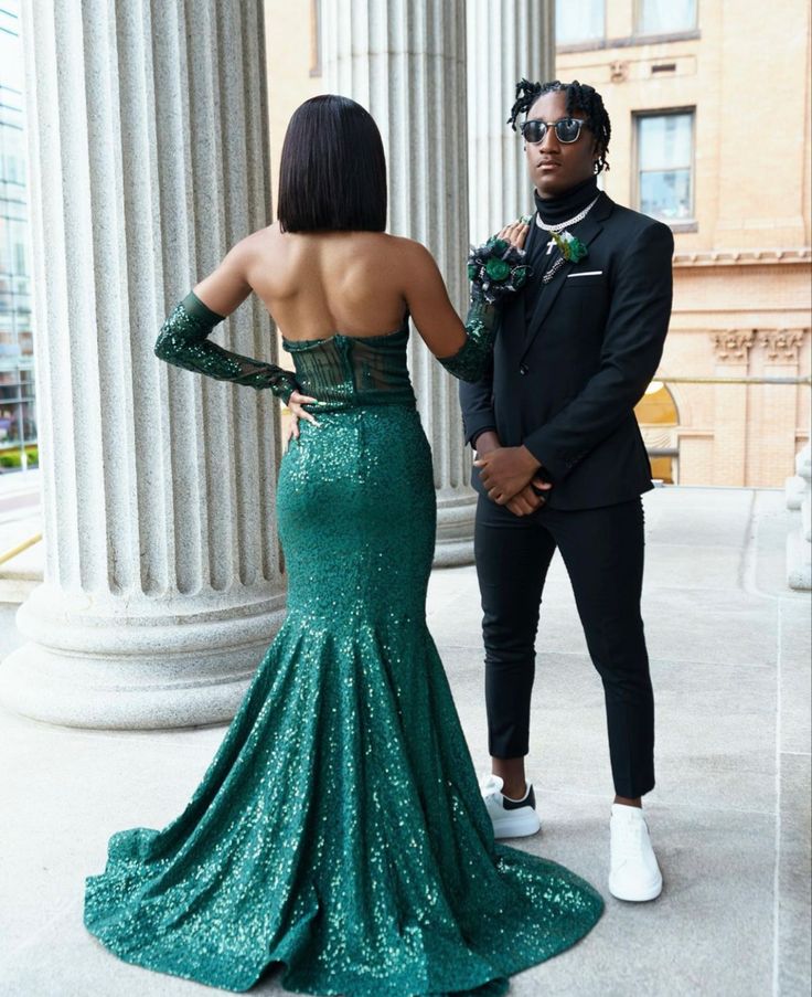 Emerald Green And Black Prom Couple, Dark Green Couple Outfit, Green And White Prom Couple, Emerald Green And Gold Prom Couple, Prom Pics On Stairs, Emerald Green Couple Outfits Formal, Black Prom Dates Couples, Emerald Green Prom Couple Black, Prom Poses Couples Same Height