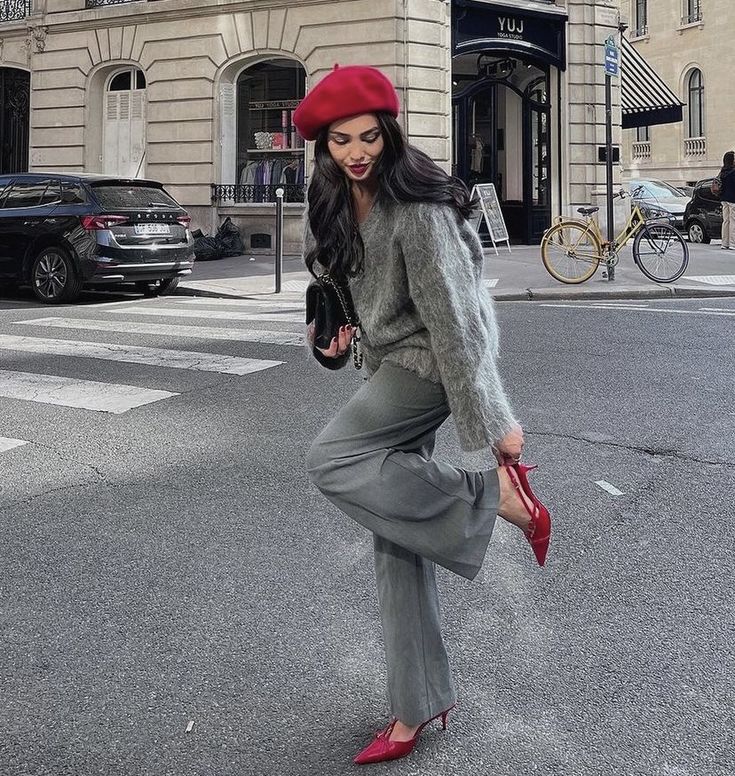 Beret Outfit Street Style, Red Beret Outfit, Red Hat Outfit, Winter Mode Outfits, Fashion Week Outfit, Yay Or Nay, Paris Mode, Paris Outfits, Fall Outfits For Work