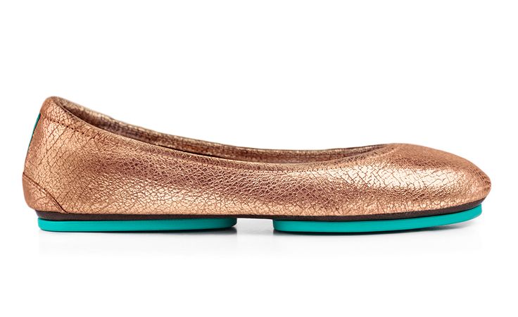 Rose Gold Glam Tieks are the essence of sophistication. Polished and feminine, these stylish flats are inspired by the most coveted hue of the season. A blend of luster and texture make these the perfect choice to lend a touch of glamour to any ensemble. Walking Shoes For Europe, Shoes For Europe, Stylish Walking Shoes, Metallic Ballet Flats, Sparkly Wedding, Comfortable Walking Shoes, Gold Glam, Travel Clothes Women, Cute Flats