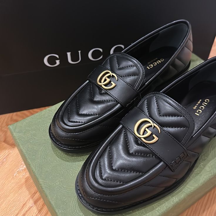 Brand New Authentic Gucci Moccasin Leather Loafers Flats Nappa Leather Includes Original Box Size 35.5 Gucci Luxury Slip-on Loafers, Gucci Luxury Pointed Toe Loafers, Gucci Luxury Almond Toe Loafers, Luxury Gucci Almond Toe Loafers, Luxury Round Toe Business Flats, Luxury Business Flats With Round Toe, Designer Gucci Loafers For Work, Designer Flat Loafers For Office, Gucci Black Flat Loafers