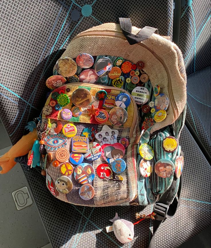 Bag Pins Aesthetic, Backpack With Pins, School Bag Essentials, Backpack Decoration, Bag Pins, Closet Accessories, Essential Bag, Cool Backpacks, Designer Backpacks