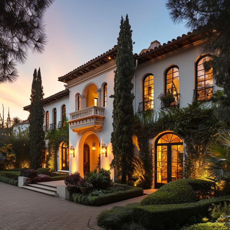 Adele's Chic Beverly Hills Residence Modern Tuscan Home Exterior, Los Angeles Homes Exterior, Adele Home, Adele House, Homes In Beverly Hills, Beverly Hills Villa, Celebrity Houses Interior, Modern Tuscan Home, Beverly Hills Homes