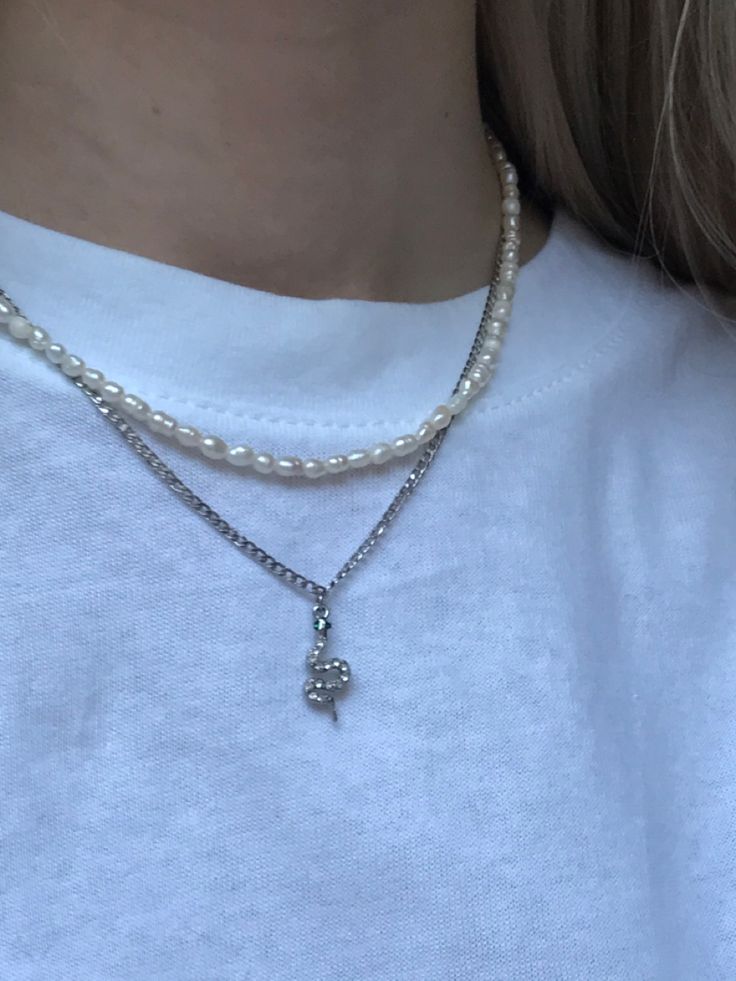 Pearl And Silver Necklace Layered, Silver Necklace Aesthetic Grunge, Pearl Necklace Layering Ideas, Pearl Necklaces Layered, Aesthetic Necklace Silver, How To Layer Pearl Necklaces, Layered Necklaces Silver Aesthetic, Silver Jewelry Layered, Silver Chain Necklace Aesthetic