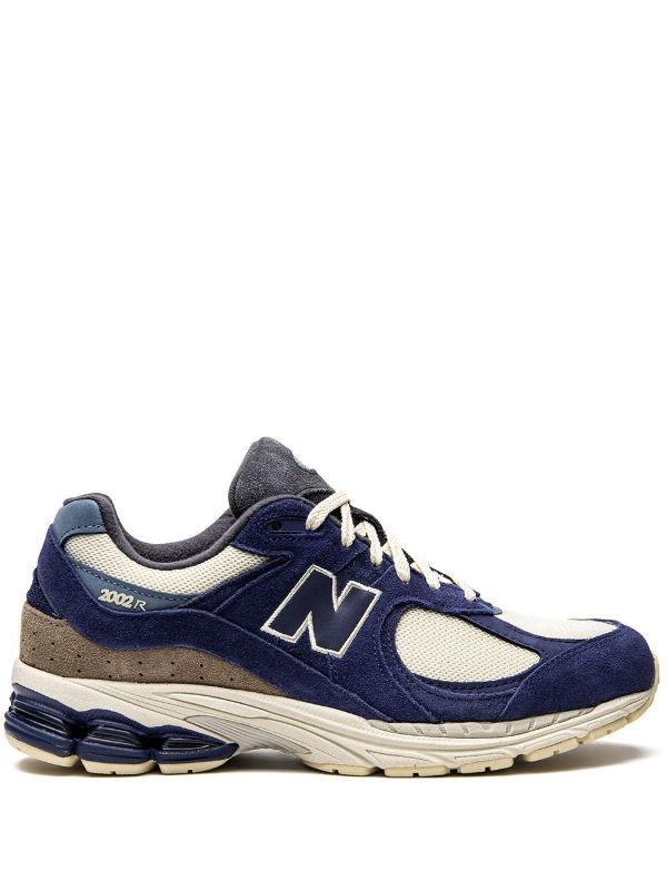 New Balance 2002R low-top Sneakers - Farfetch Urban Shoes, New Balance 2002r, Navy Blue Shoes, Navy Sneakers, Logo Azul, Cinderella Shoes, Dad Shoes, Hype Shoes, Aesthetic Shoes