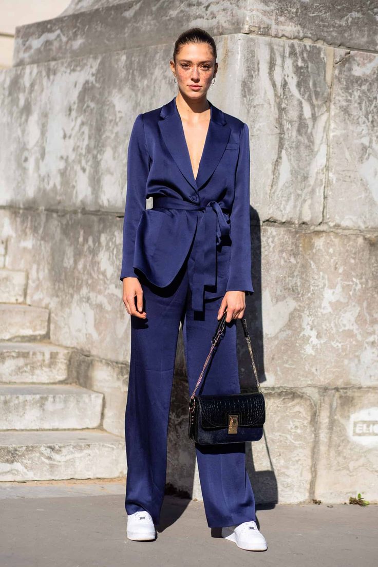 Pajama Suit Street Style, Silk Street Style, Silk Pijama Street Style, Pajama Street Style, Blue Outfit Ideas Casual, Pajama Fashion, Diy Vetement, Pajama Suit, Moda Paris