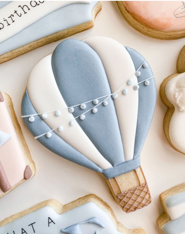 Icing Cookies Tutorial, Hot Air Balloon Cookies, Balloon Birthday Themes, Balloon Cookies, Cupcake Pictures, Royal Iced Cookies, Cookie Decorating Party, Sugar Cookie Royal Icing, Sugar Cookie Designs