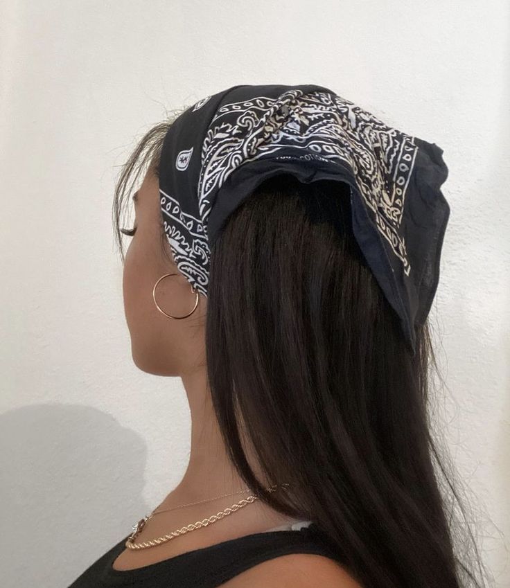 #instagram #headband #headscarf #headscarfstyles #style #styleinspiration #aesthetic #fashion #bandana #summerstyle# #summeroutfit Head Bandana Styles, Black Bandana Hairstyle, Festival Head Scarf, Cool Headbands, Bandana Hairstyle, Y2k Hairstyles Bandana, Bandana Aesthetic, 90s Bandana Hairstyles, Y2k Hair Bandana