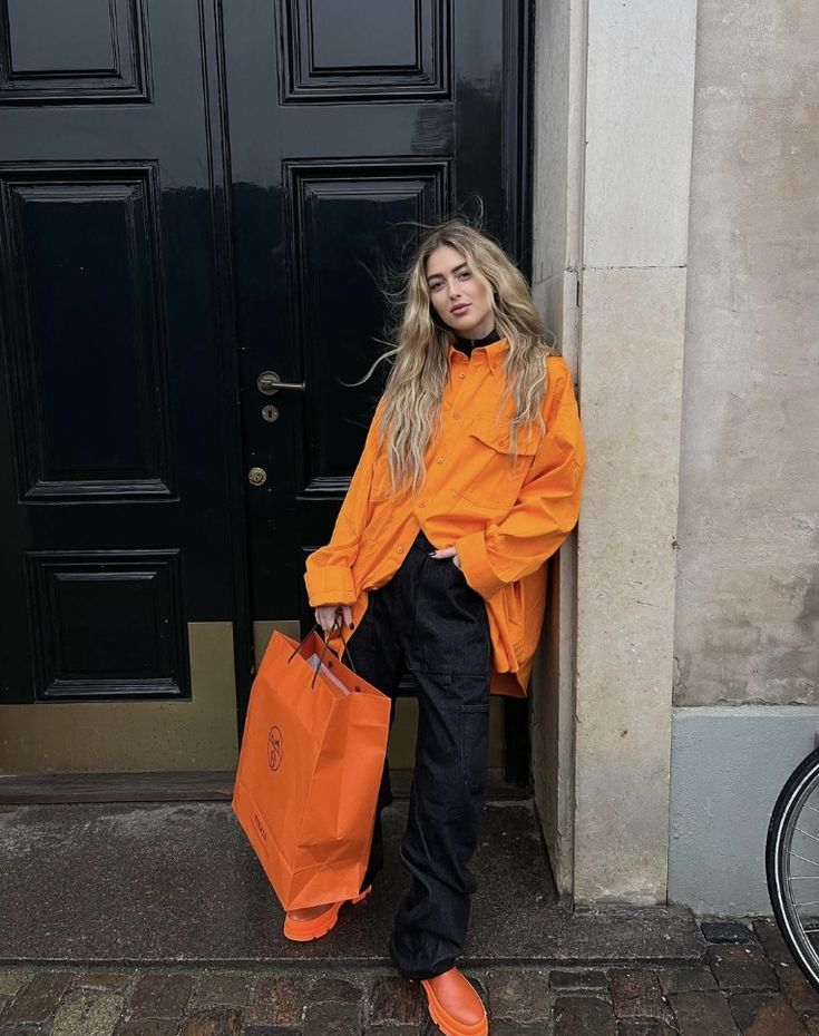 Orange Shirt Outfit, Outfit Nero, Orange Outfit, Looks Black, Orange Shirt, Orange Fashion, Fashion Seasons, Colourful Outfits, Street Style Outfit