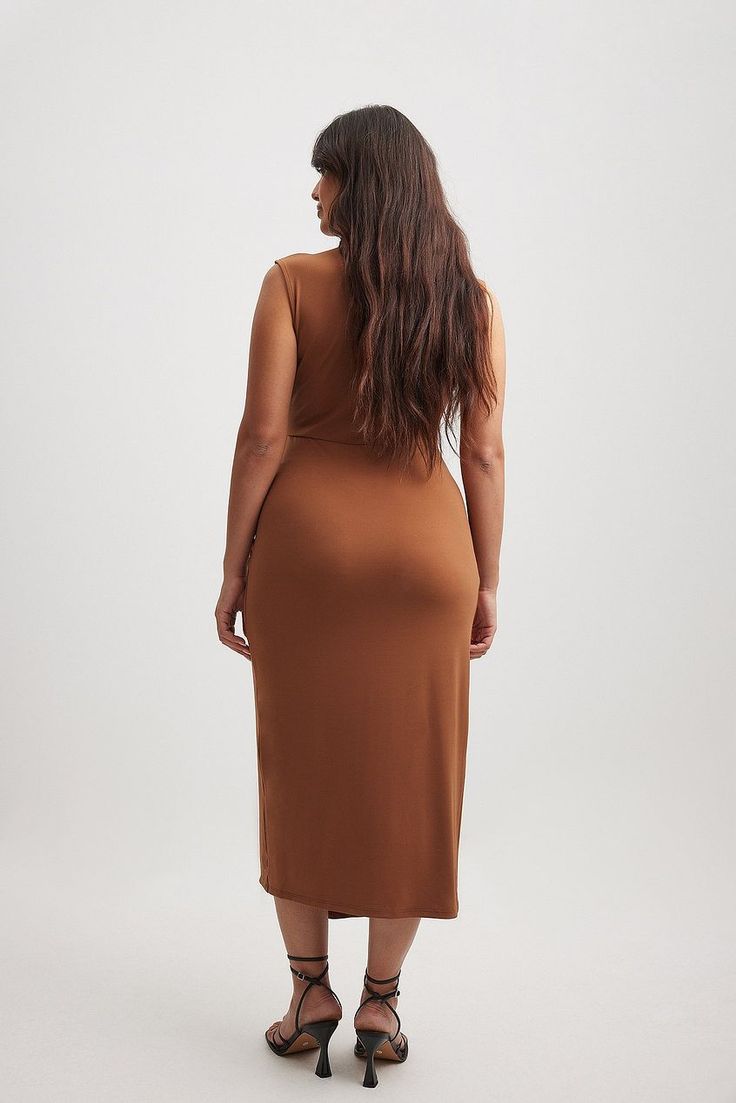 This midi dress features a smooth stretchy material and a sleeveless design. It has a draping at the front and an overlap style. Our midi dress features a round neck and a side slit. Midi Dress Brown, Rust Dress, Na Kd, Stretchy Material, Shift Dress, Rust, Round Neck, Midi Dress, Design