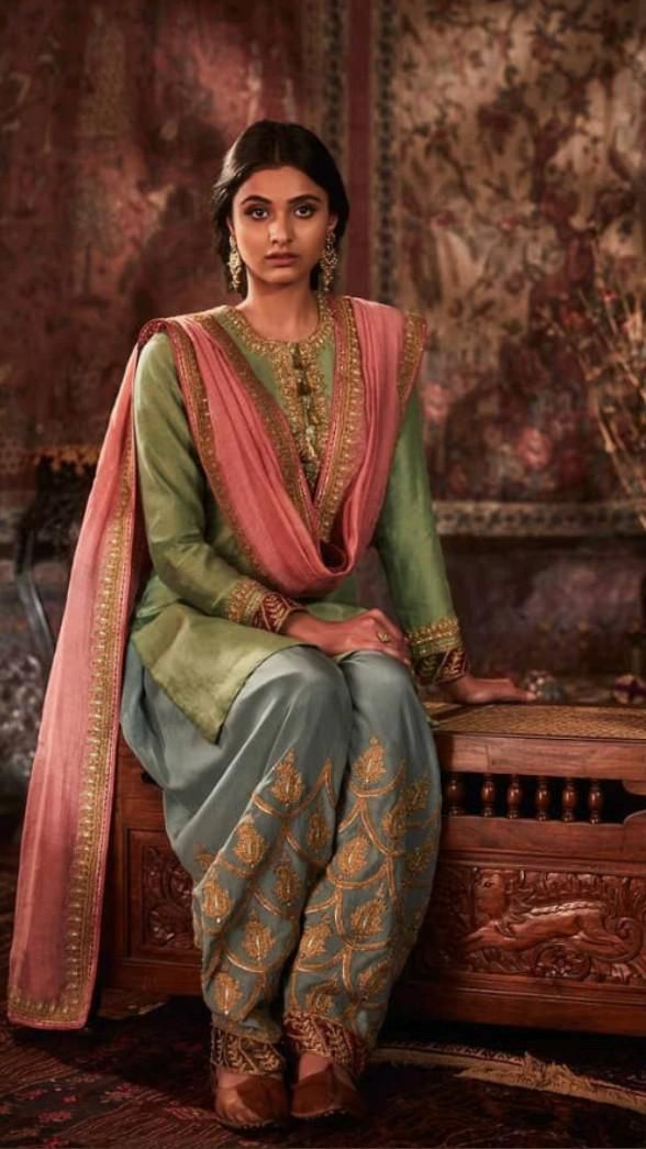 Rimple Harpreet Narula Bridal, Rimple Harpreet Narula, Bridal Party Outfits, Rimple Harpreet, Indian Bridal Party, Rimple And Harpreet Narula, Indian Designers, Outfits Long Sleeve, Pakistani Formal Dresses