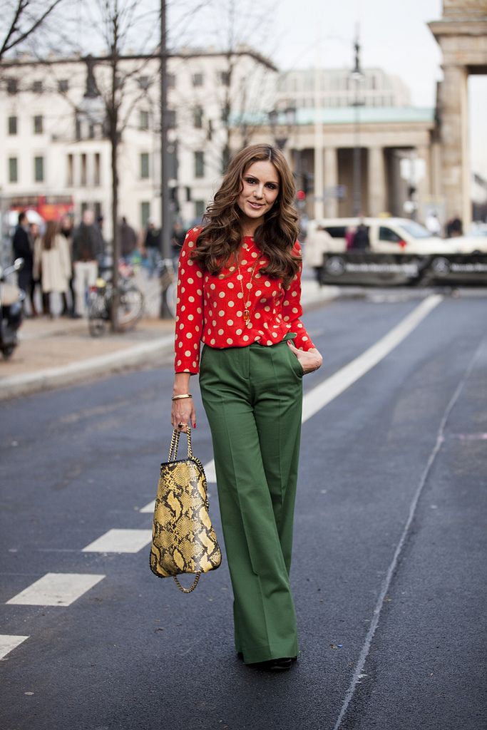 Though I am not a fan of the snake skin satchel, I am a big fan of those trousers and the color combo. Bright Jeans Outfit, Green Pants Outfit, Comfy Blouse, Teacher Fashion, Berlin Fashion Week, Green Trousers, Green Outfit, Green Pants, Baggy Pants