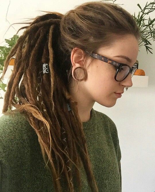 dread pony w/ loose fringe Hippie Dreads, Partial Dreads, Dreadlocks Girl, Natural Dreads, Dread Braids, Natural Hair Diy, Dreads Girl, Beautiful Dreadlocks, Dreadlock Styles